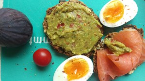 Semmel belegt mit Avocadocreme & Biolachs