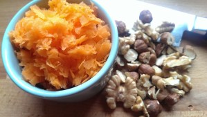Geriebene Karotten & Nüsse passen super in das Brot!